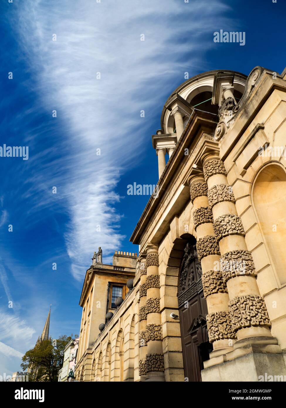 Oxford, England - 28. Oktober 2019 Ich liebe es, in den Himmel zu schauen. Was Sie sehen, ist oft schön und verändert sich ständig. Spaziergang durch Oxford auf einem schönen A Stockfoto
