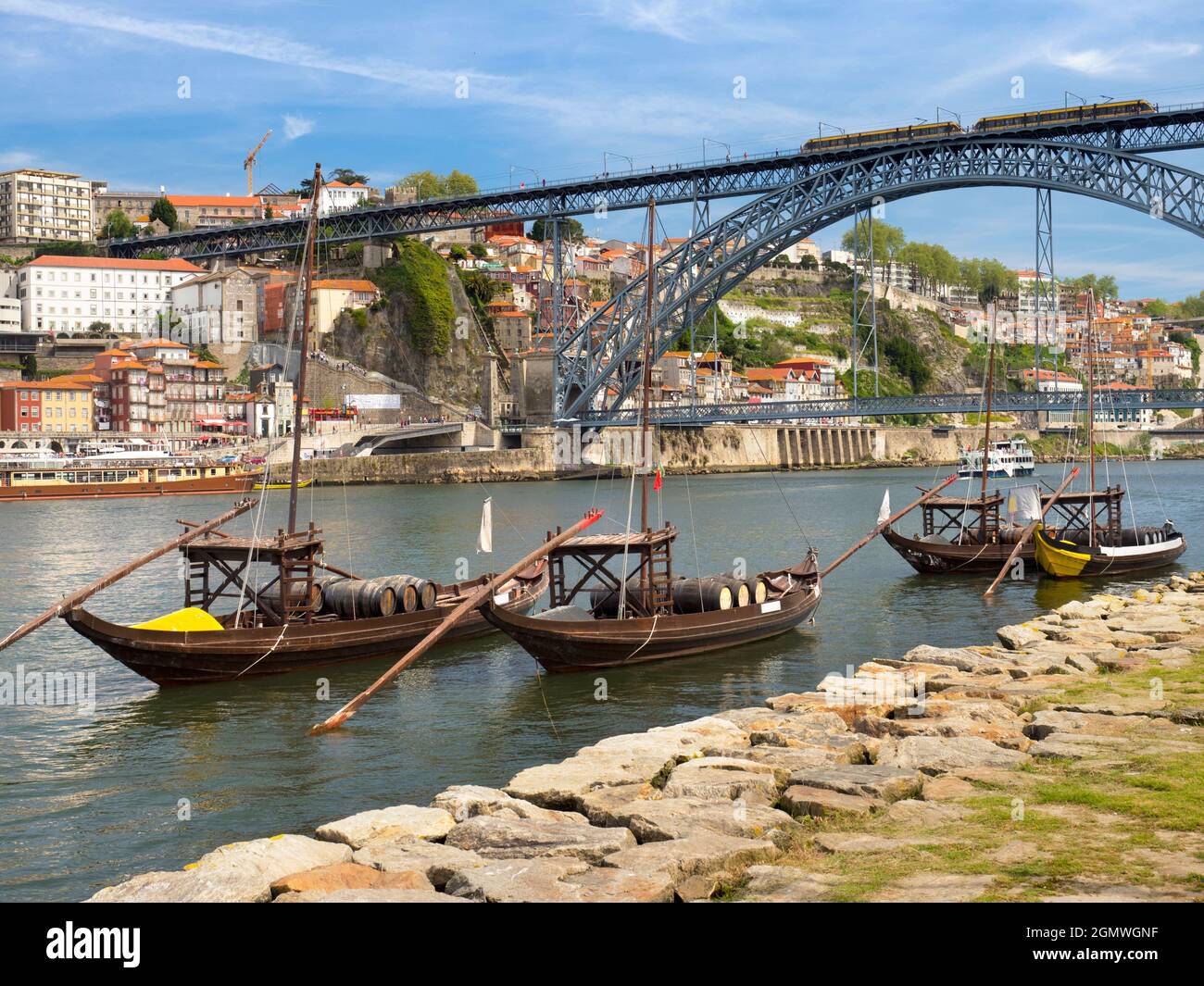 Porto ist nach Lissabon die zweite Stadt Portugals. Es liegt an der Mündung des Douro-Flusses im Norden Portugals und ist einer der ältesten besiedelten Cent Stockfoto