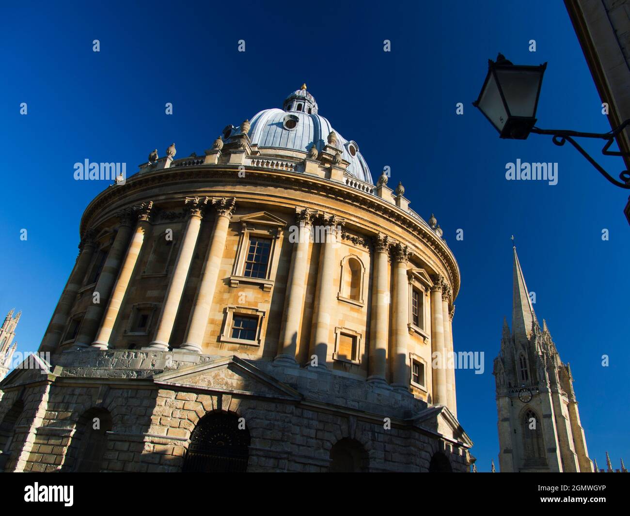 Radcliffe Square liegt im Herzen des historischen Oxford. Im Mittelpunkt steht die runde Radcliffe Camera, dieses markante Gebäude der Oxford Univer Stockfoto