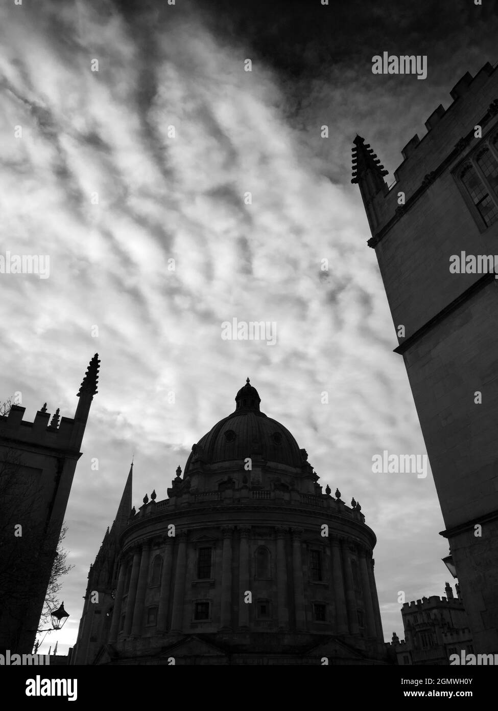 Oxford, England - 3. Dezember 2019 der Radcliffe Square liegt im Herzen des historischen Oxford. Im Mittelpunkt steht die runde Radcliffe Camera; diese di Stockfoto