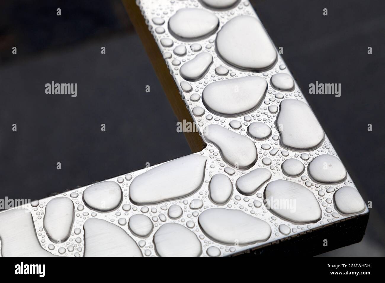 Auckland, Neuseeland - 9. Mai 2012 Nassgeländer vor dem Auckland Museum. Es regnet viel in Neuseeland. Sehr viel. Hier entstehen Wassertröpfchen Stockfoto