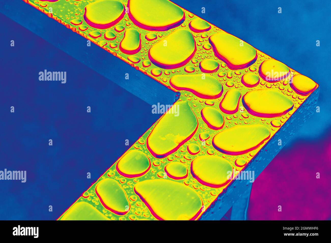 Auckland, Neuseeland - 9. Mai 2012 Nassgeländer vor dem Auckland Museum. Es regnet viel in Neuseeland. Sehr viel. Hier entstehen Wassertröpfchen Stockfoto