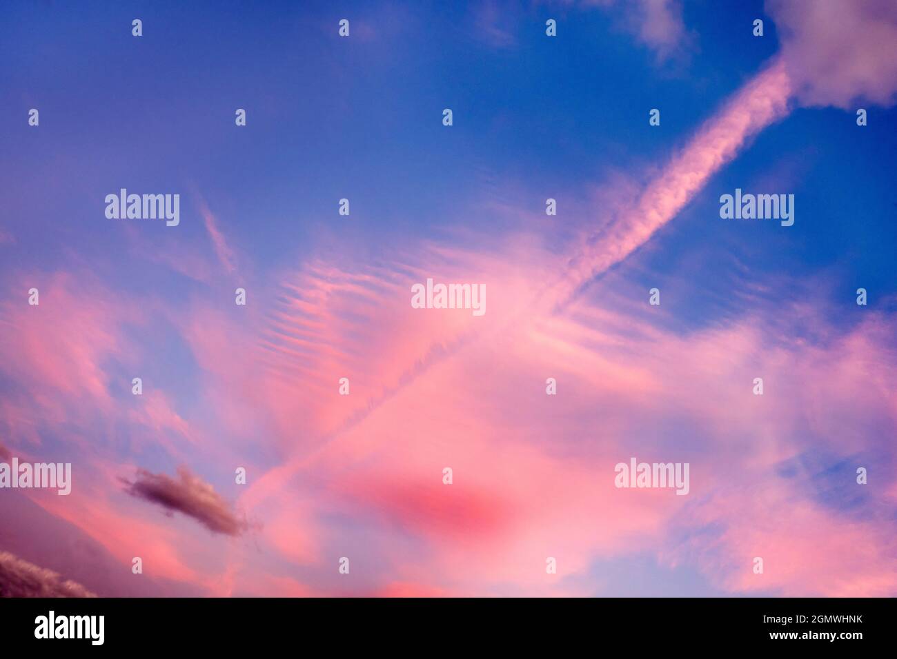 Giardini Naxos, Sizilien, Italien - 19. September 2019; Schauen Sie in den Himmel, und Sie können alle möglichen erstaunlichen Sehenswürdigkeiten sehen, wie diese dramatischen Abendwolken Stockfoto