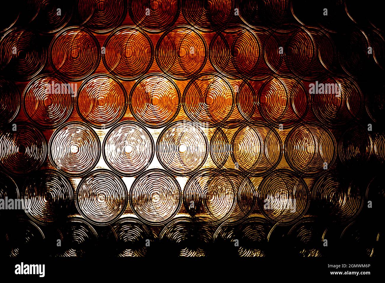 Cambridge, Cambridgeshire - 21. Juli 2009; Crown Bullion Glas Außenfenster zu einem lokalen Pub in Cambridge. Diese „Bullseye“-Fensterscheiben sind ubiquitär Stockfoto