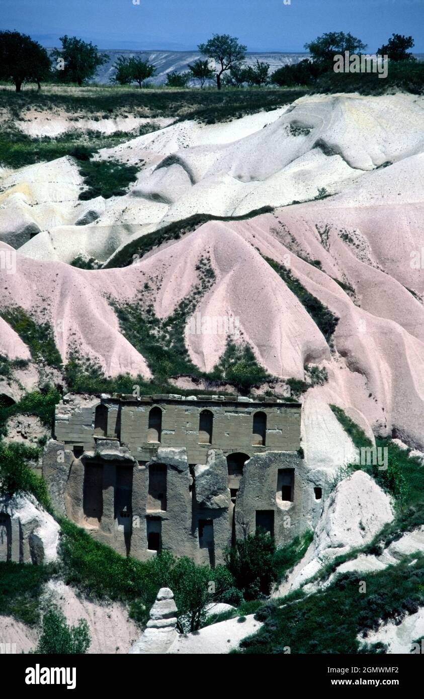 Goreme, Türkei - Juni 2003; Goreme in Zentralanatolien liegt in einem wundersamen Tal mit seltsamen Felsformationen des 'Fairy Chimney'. Die Gegend von Cappadocia Stockfoto