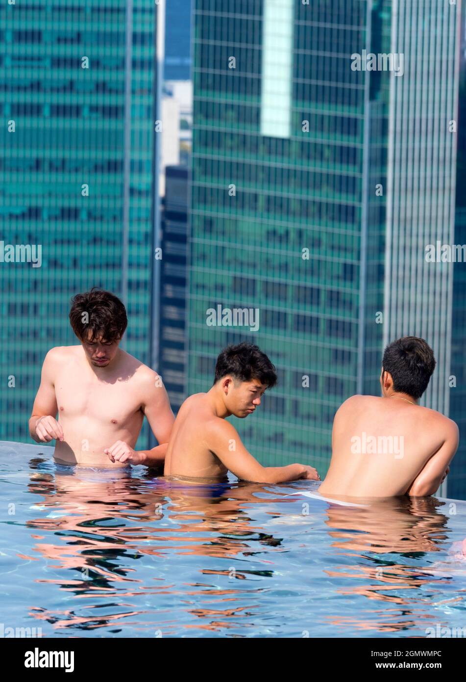 Gardens by the Bay, Singapur - 5. März 2019; drei Menschen in Schuss. Das legendäre Marina Bay Sands Hotel mit drei Türmen wurde 2010 eröffnet und ist ein Luxus-Hot Stockfoto