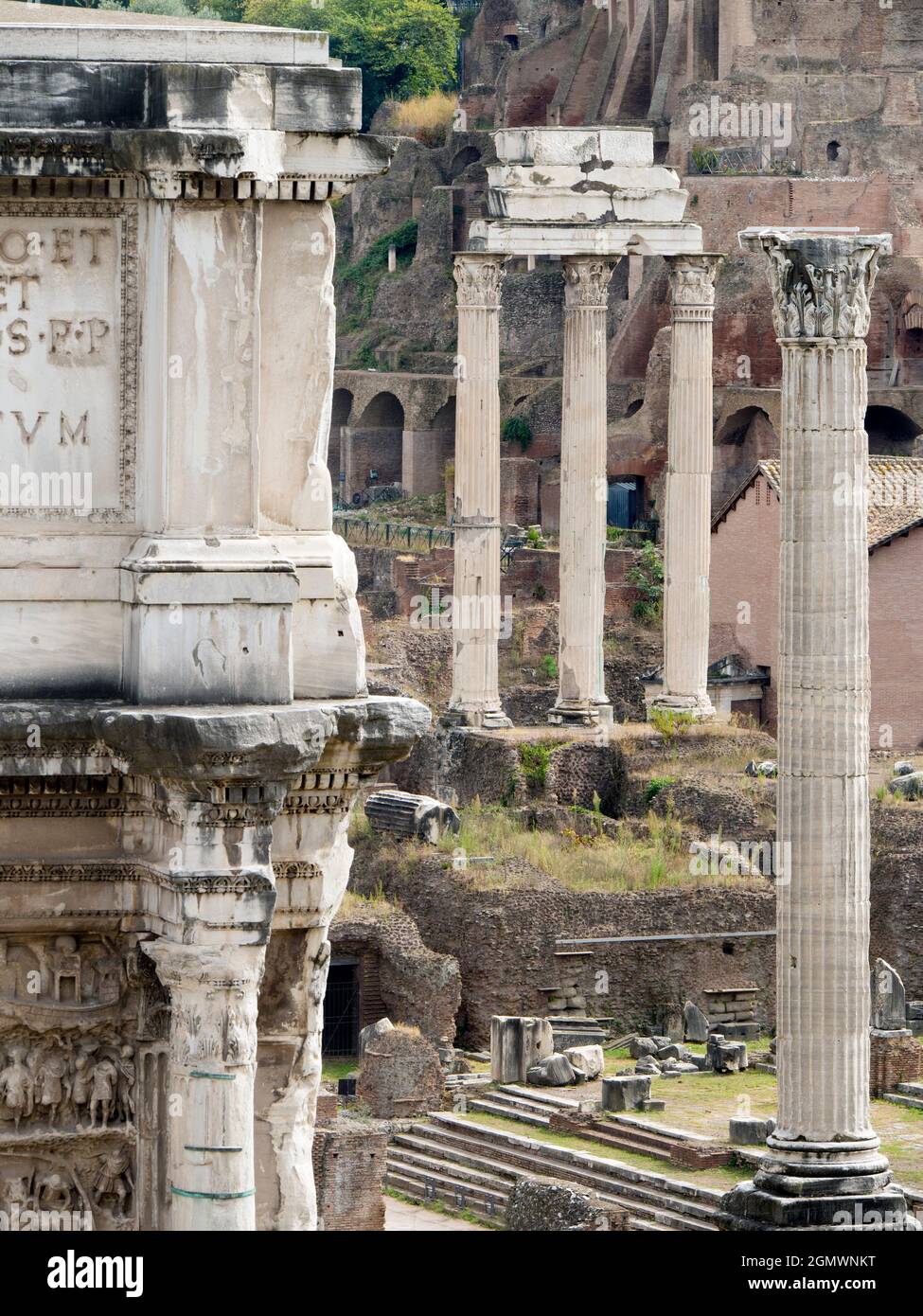 Rom, Italien - 2014. Oktober; das Forum Romanum war jahrhundertelang das Zentrum des römischen öffentlichen Lebens und das Herz des Imperium: Der Ort des Triumphes Stockfoto