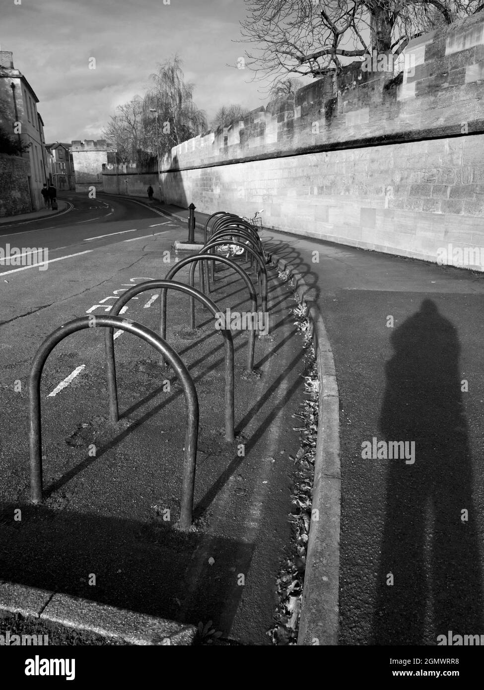 Oxford, England - 18. Dezember 2019; drei Personen im Blick. Dies ist Longwall Street - so genannt, weil ein Großteil seiner Länge den langen Stein ex kennzeichnet Stockfoto