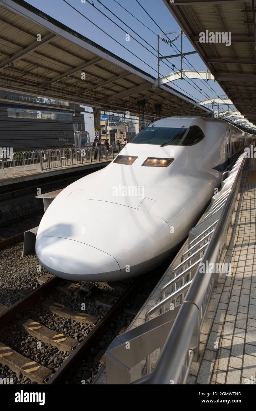 Shinkansen 700 Bullet Train in Kyoto Station, sieht aus, als ob es