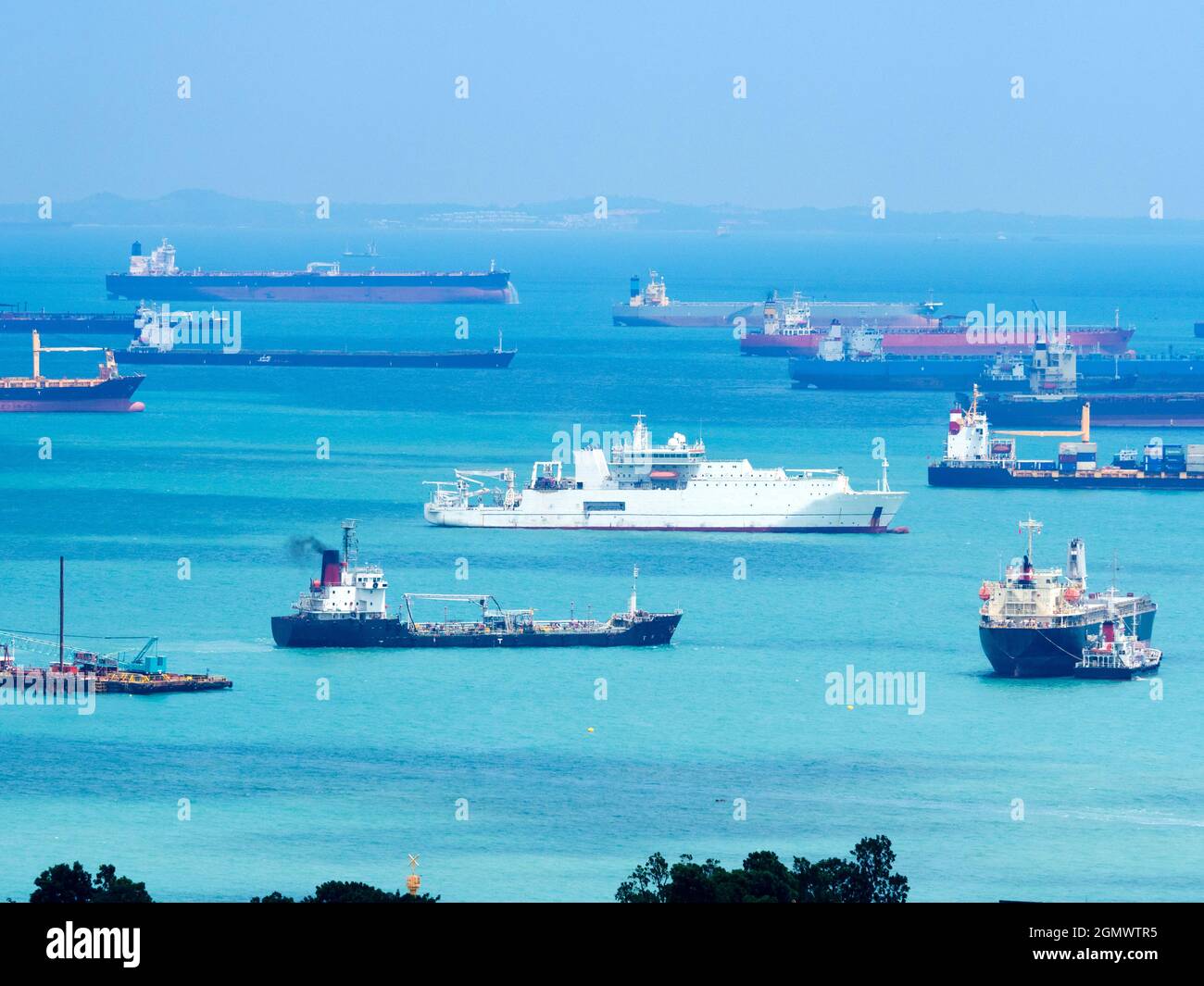 Singapore Bay, Singapur - 3. März 2019 Singapur lebt oder stirbt aufgrund seines Handels. Hier sehen wir den dicht gedrängten südlichen Hafen, ein Zentrum des Welthandels. Es ist ein Teil Stockfoto