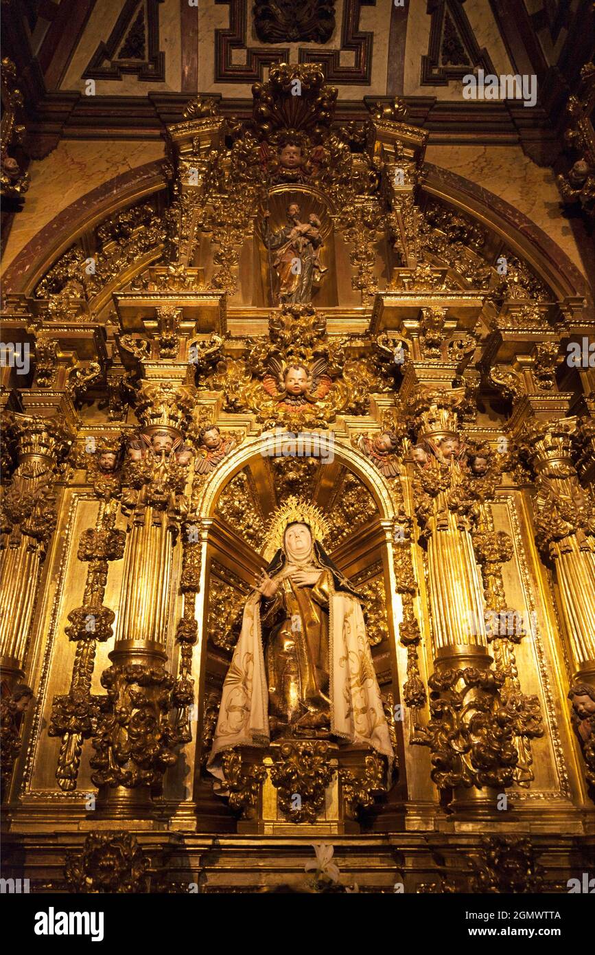 Dieser üppige, mit Gold verkrustete Schrein erinnert an die heilige Teresa von çvila, die eine prominente spanische Mystikerin, römisch-katholische heilige, Karmelitin, Autorin war Stockfoto