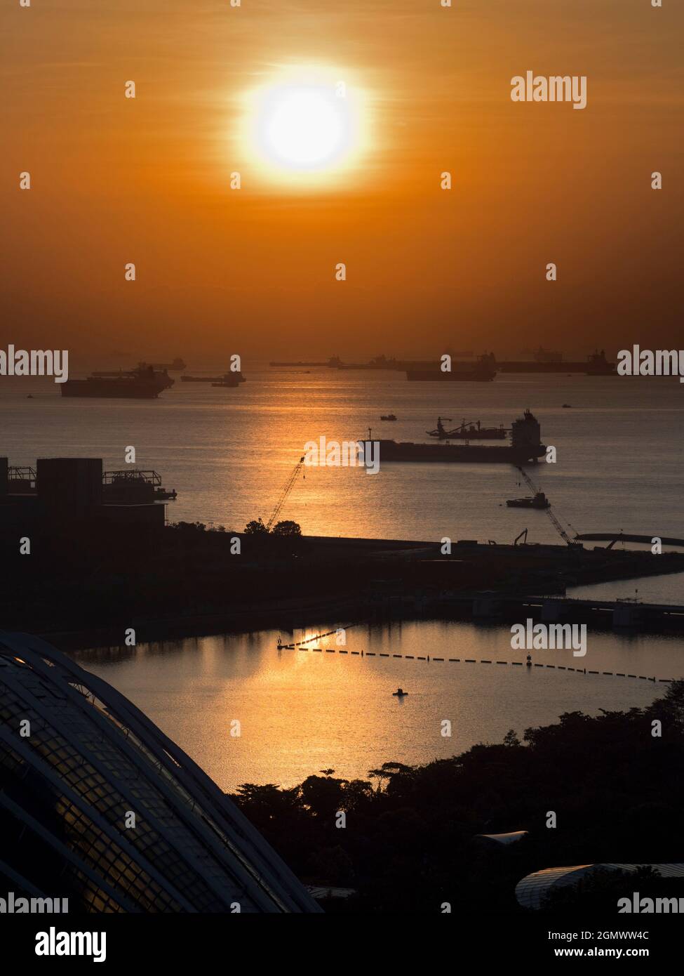 Singapore Bay, Singapur - 5. März 2019 Singapur lebt oder stirbt aufgrund seines Handels. Hier sehen wir den dicht gedrängten südlichen Hafen, ein Zentrum des Welthandels. Es ist ein Teil Stockfoto