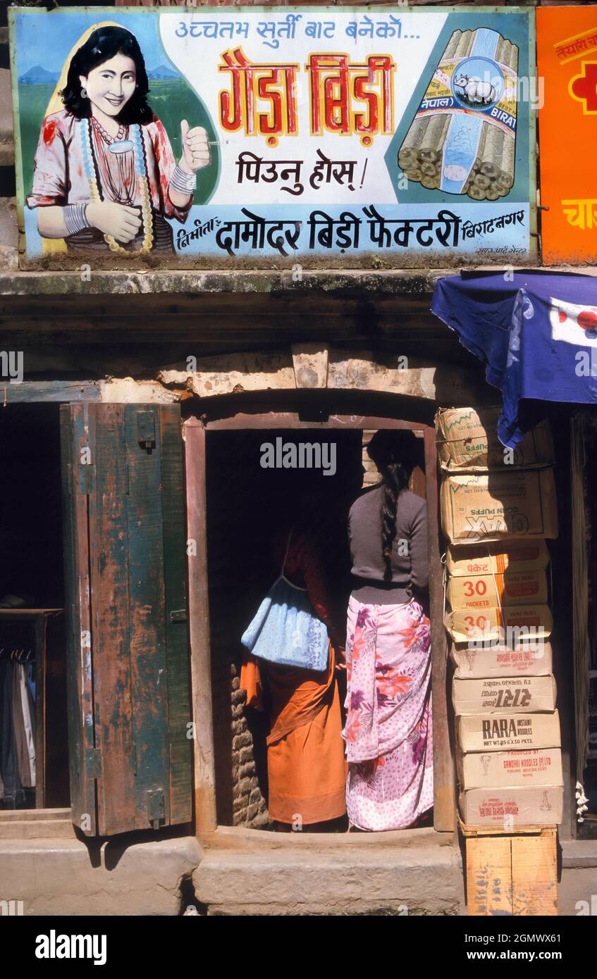 Kathmandu, Nepal - Oktober 1984 wie alle anderen Länder der Dritten Welt ist Nepal seit Jahrzehnten ein Hafen für skrupellose Zigarettenwerbung und Stockfoto