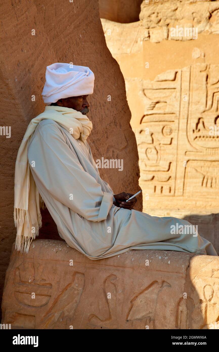 Abu Simbel, Ägypten - 4. Dezember 2010; ein rauchender Mann in Schuss. Mühsam umgesiedelt, um zu vermeiden, vom Nasser-See und dem Assuan-Staudamm, dem 320, überflutet zu werden Stockfoto