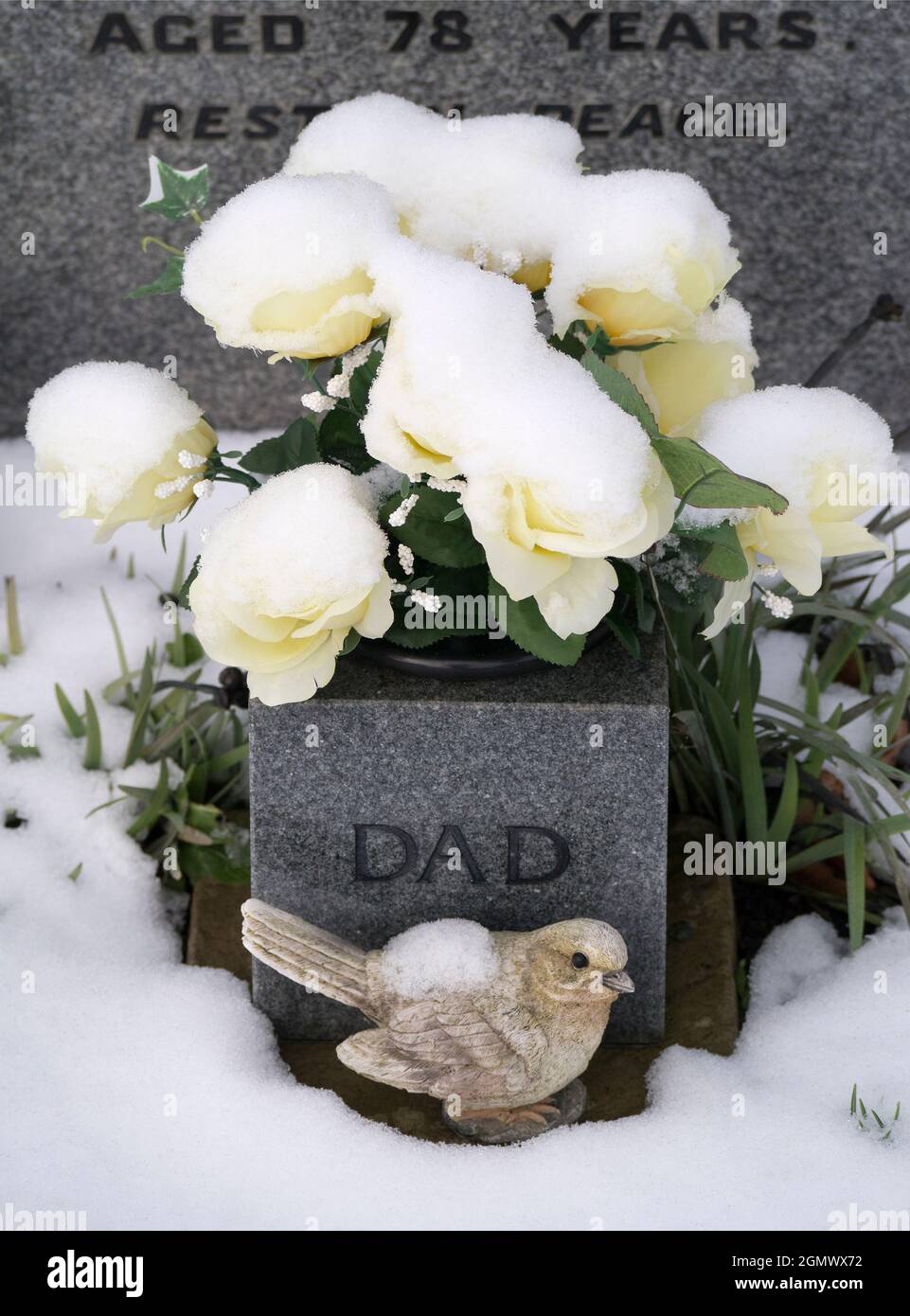 Radley, Oxfordshire, Großbritannien - 2010. Januar; ergreifender Anblick auf dem Friedhof unserer örtlichen Pfarrkirche St. James der große in Radley Village. Hier sind wir Stockfoto