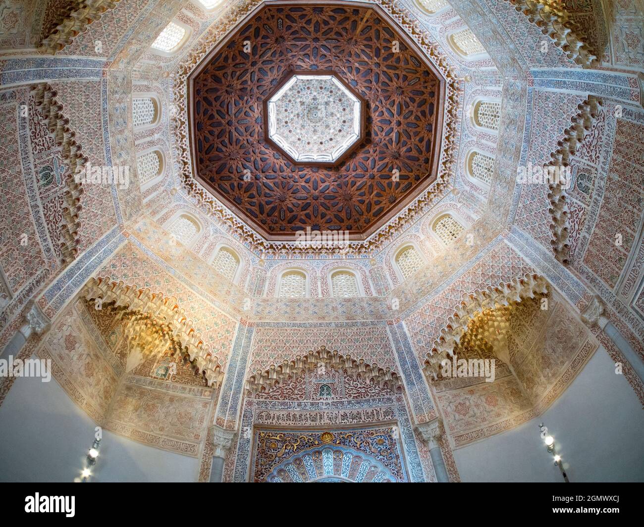 Granada, Spanien - 18. Juni 2015 der Palacio de la Madraza hat eine interessante Geschichte. Angefangen als mittelalterliche Madrassah, ein fortgeschrittenes Institut von I Stockfoto