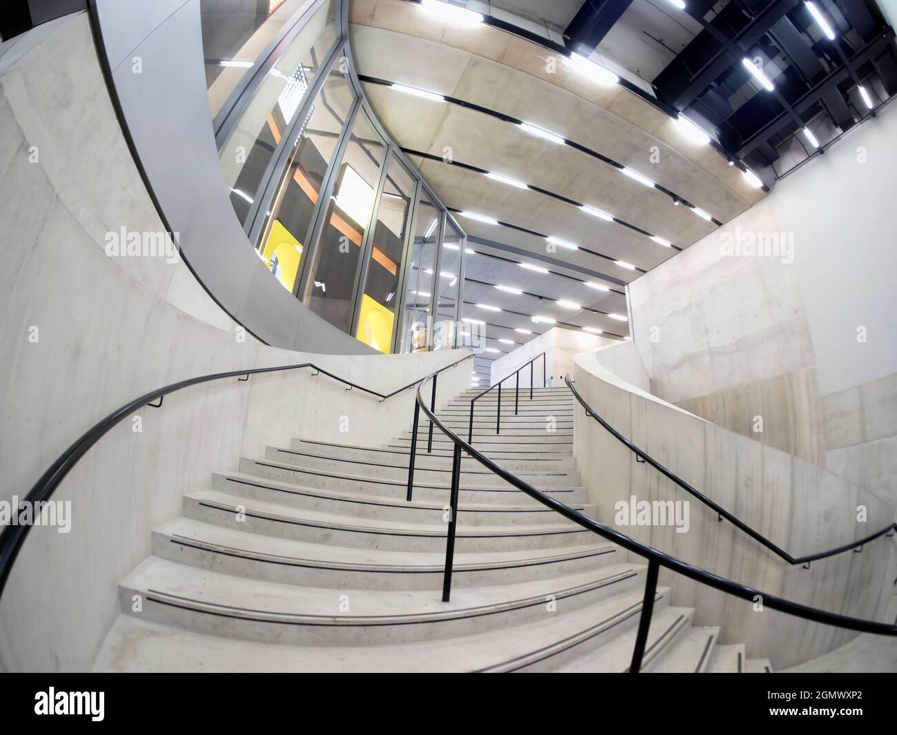 Leere Treppe in einem Gebäude in Millbank, London. Es ist eigentlich ein Anbau an die Tate Modern, aber es könnte fast überall sein. Stockfoto