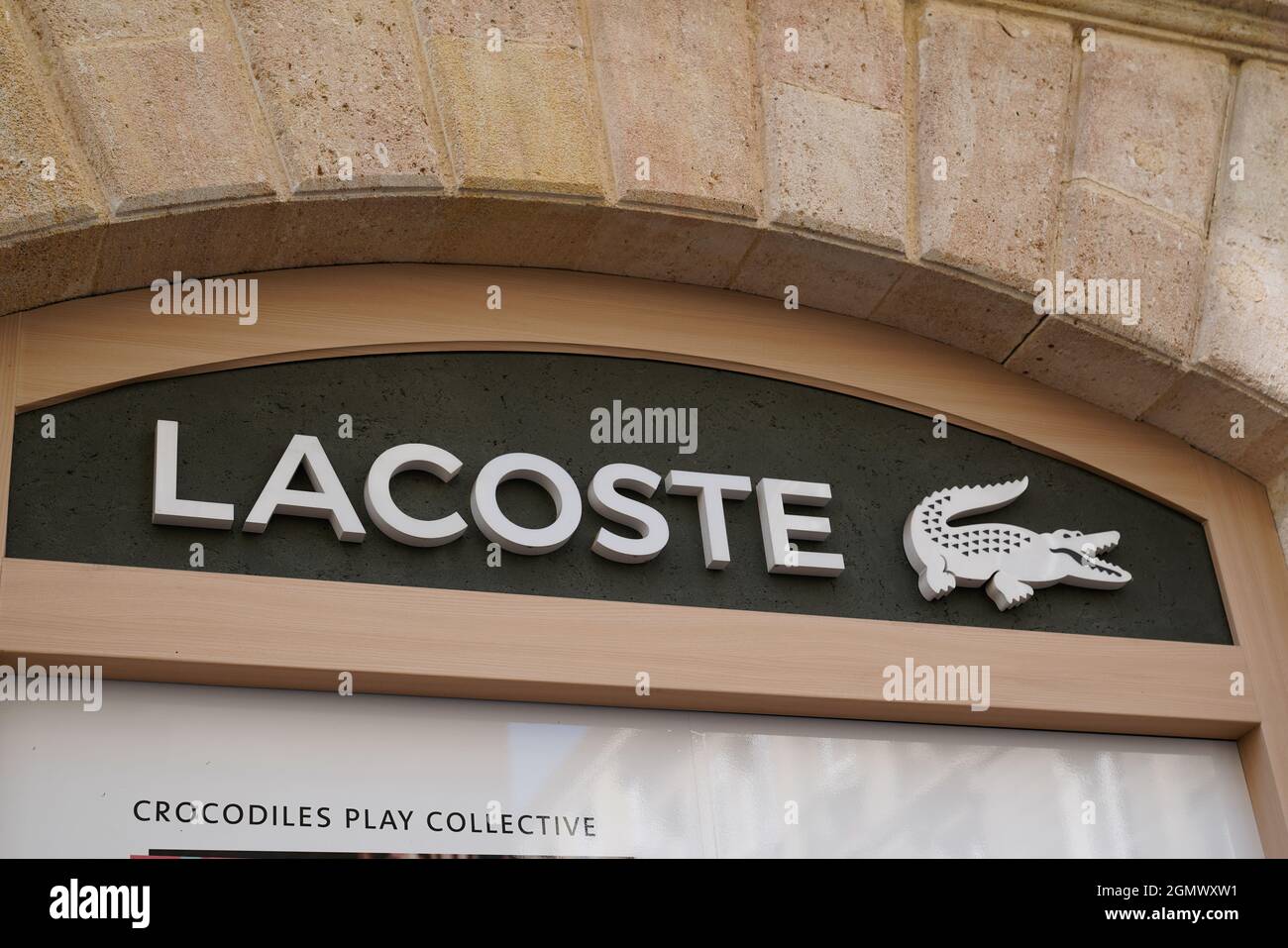 Bordeaux , Aquitaine Frankreich - 09 10 2021 : lacoste Logo Marke und Text  Zeichen der Store Mode berühmte französische Kette von klassischen Luxus- Polo-Sport-Kleidung Stockfotografie - Alamy