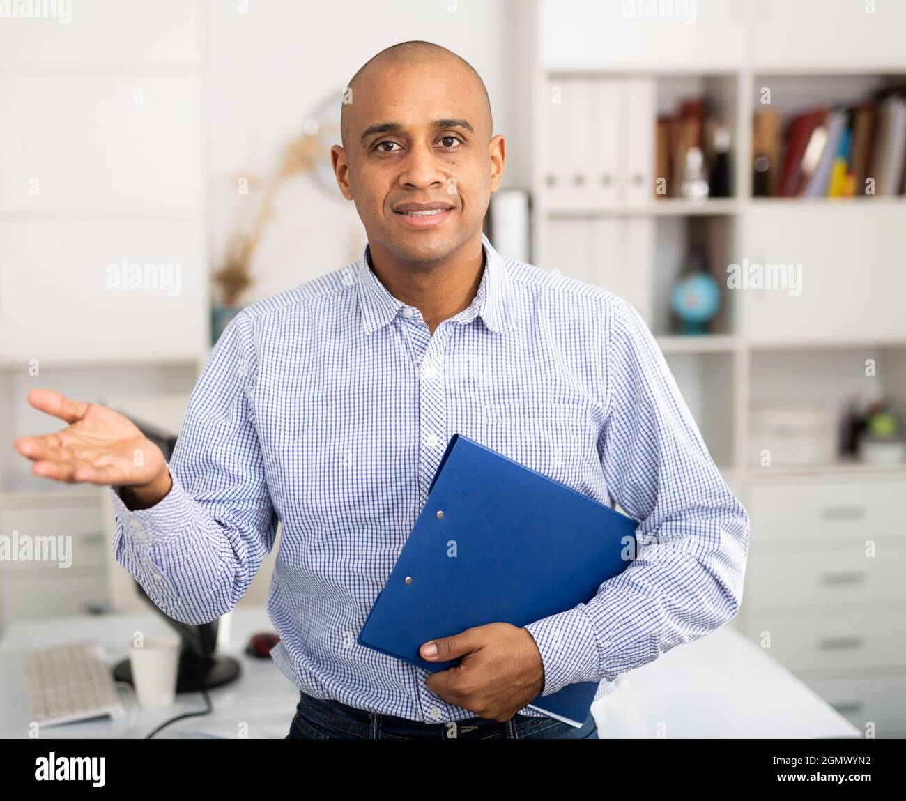 Geschäftsmann macht sich Notizen im Dokument im Büro Stockfoto