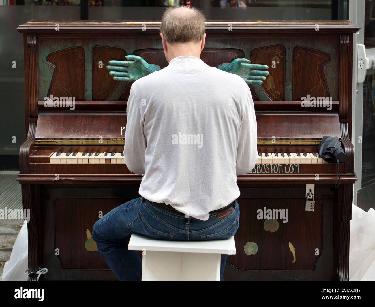 Boston, Messe - November 2013; eine ziemlich nette Idee - ein 'Walk up and play me' Piano für alle, im Quincy Market in Boston. Musik für alle! Auch wenn y Stockfoto