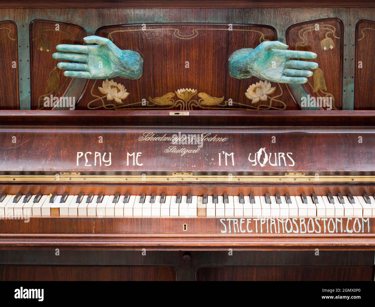Boston, Messe - November 2013; eine ziemlich nette Idee - ein 'Walk up and play me' Piano für alle, im Quincy Market in Boston. Musik für alle! Stockfoto