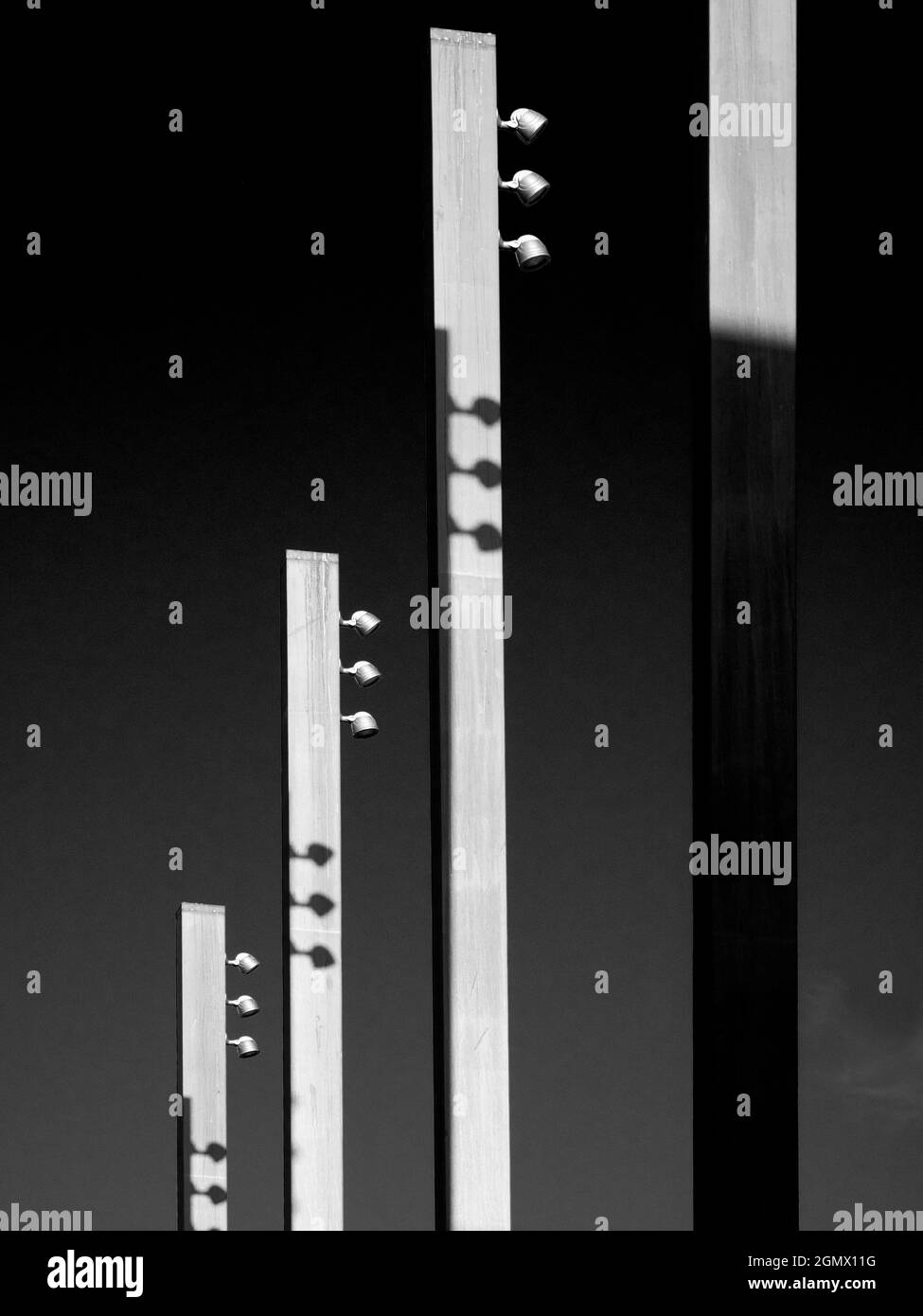 Oxford, England - 2008 isoliert von einem überladen Hintergrund im geschäftigen Oxford, machen diese modernen Straßenlaternen am Bonner Platz einen fesselndem abstrakten Statem Stockfoto