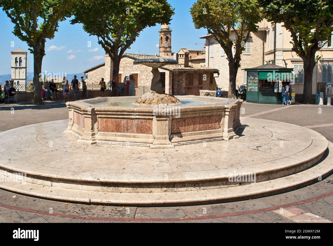 Kirche Santa Chiara, Brunnen, Assisi, Perugia, Umbrien, Italien, Europa Stockfoto