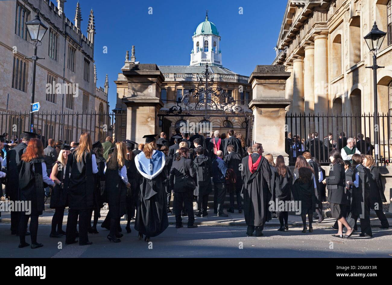 Oxford, England - 2018; jedes Jahr gibt es eine Immatrikulationszeremonie für Studenten der Universität Oxford, komplett mit Pomp, Ritual und viel Freude. Hier Stockfoto