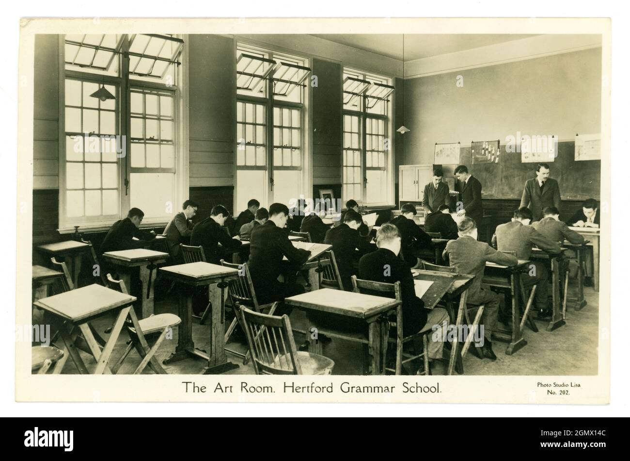 Originalpostkarte aus den 30er Jahren des 20. Jahrhunderts des Kunstraums Hertford Grammar School, Jungen an Zeichenbrettern, Hertford, Hertfordshire, England, Großbritannien Stockfoto