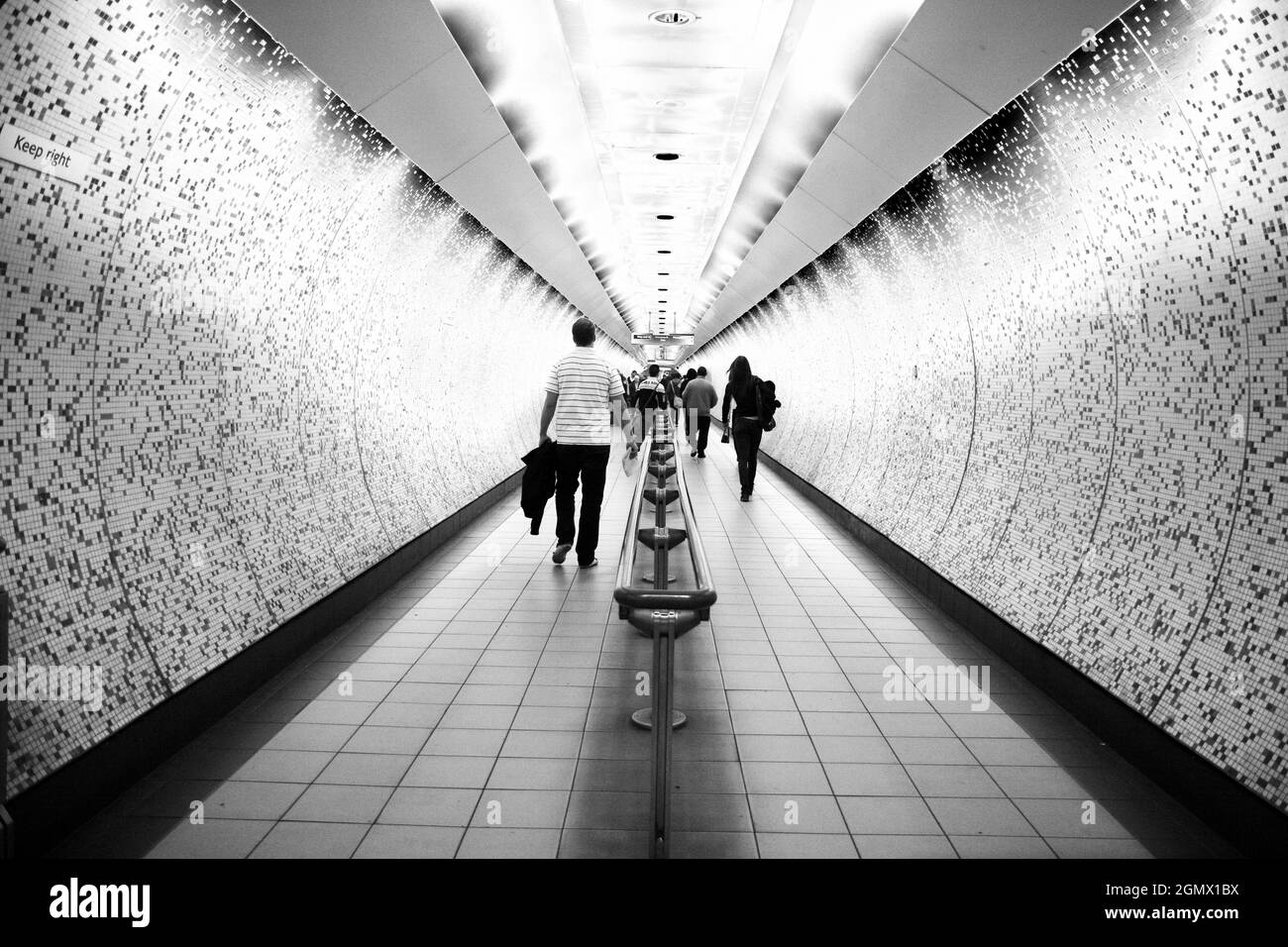 Kommen und Gehen. Ein etwas surreales Bild von Passagieren in einer U-Bahn am Bahnhof Paddington, London. Stockfoto