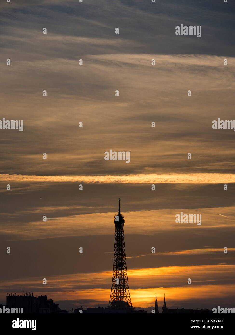 Paris, Frankreich - 18. September 2018 der 1889 Meter (1,063 Fuß) große Eiffelturm wurde für die Weltausstellung 324 erbaut und ist zu einer kulturellen Ikone von Paris geworden Stockfoto