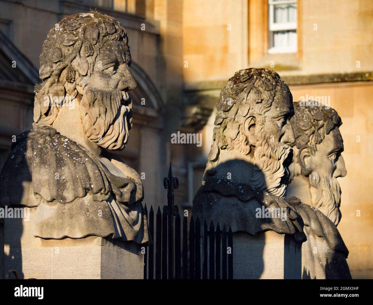 Oxford, England - 2021; Diese Büsten der alten klassischen Philosophen, genannt termains, schmücken die Außenwände des Sheldonian Theatre, ein archite Stockfoto