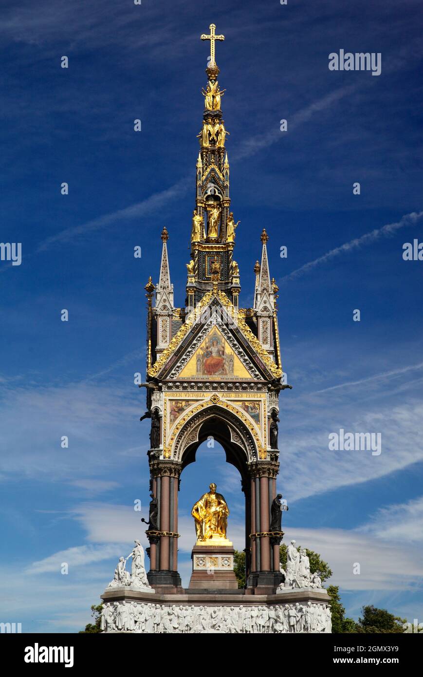 Das Albert Memorial befindet sich in Kensington Gardens, London, direkt in den Norden der Royal Albert Hall. Es wurde von Königin Victoria ich beauftragt Stockfoto