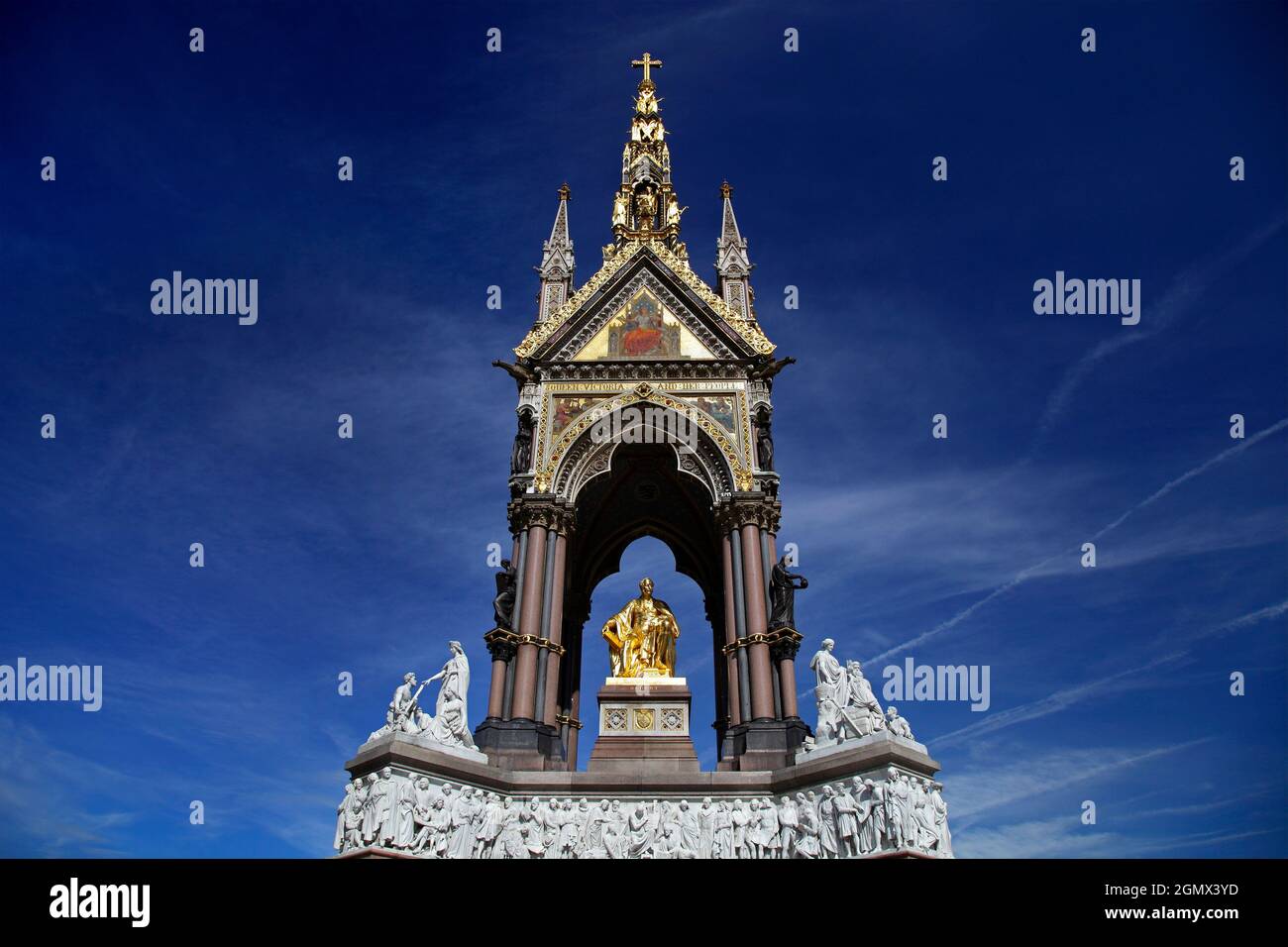 Das Albert Memorial befindet sich in Kensington Gardens, London, direkt in den Norden der Royal Albert Hall. Es wurde von Königin Victoria ich beauftragt Stockfoto