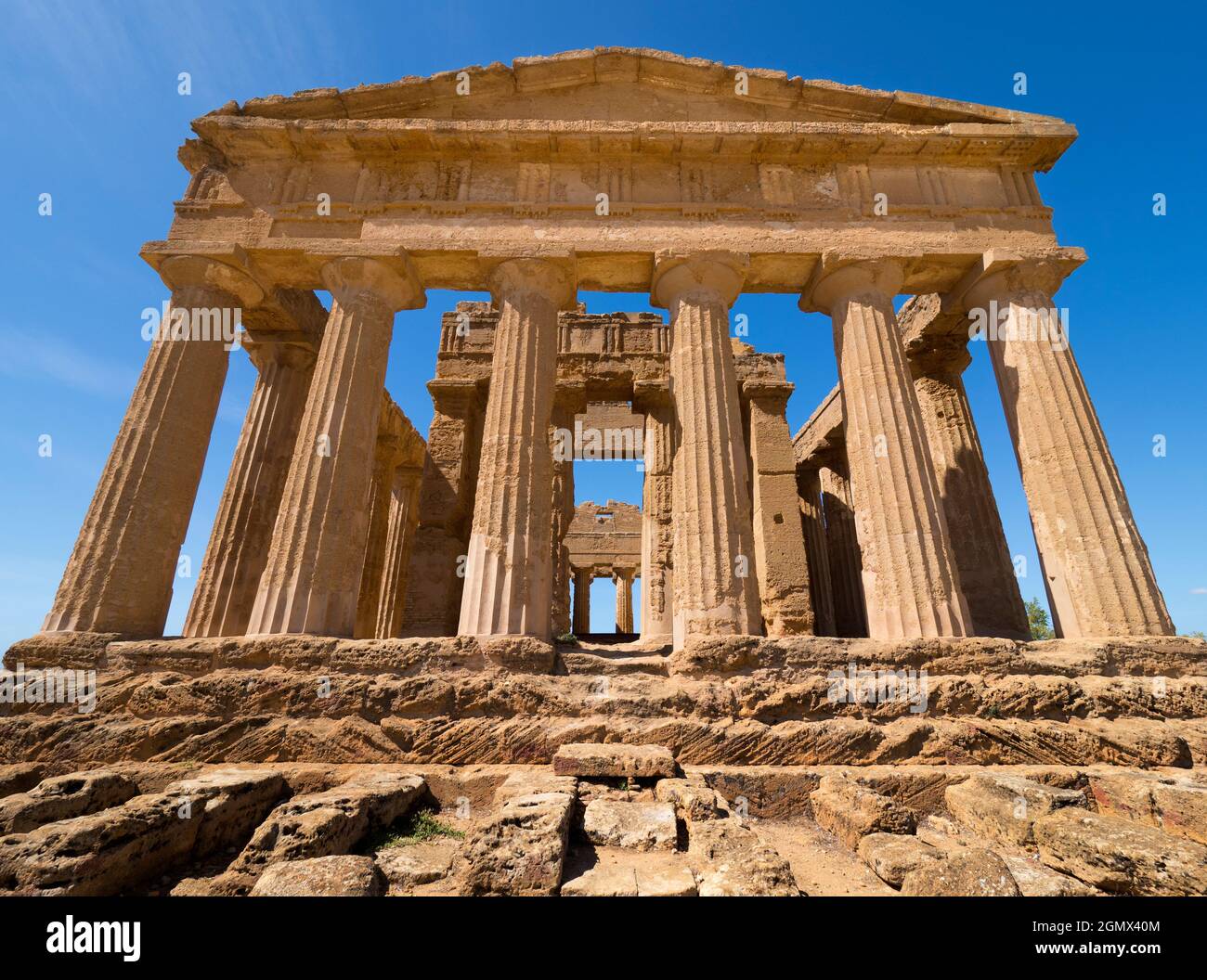 Agrigento, Sizilien, Italien - 24. September 2019; keine Menschen in Schuss. Der Concordia-Tempel mit Blick auf das Mittelmeer ist ein alter griechischer Tempel Stockfoto