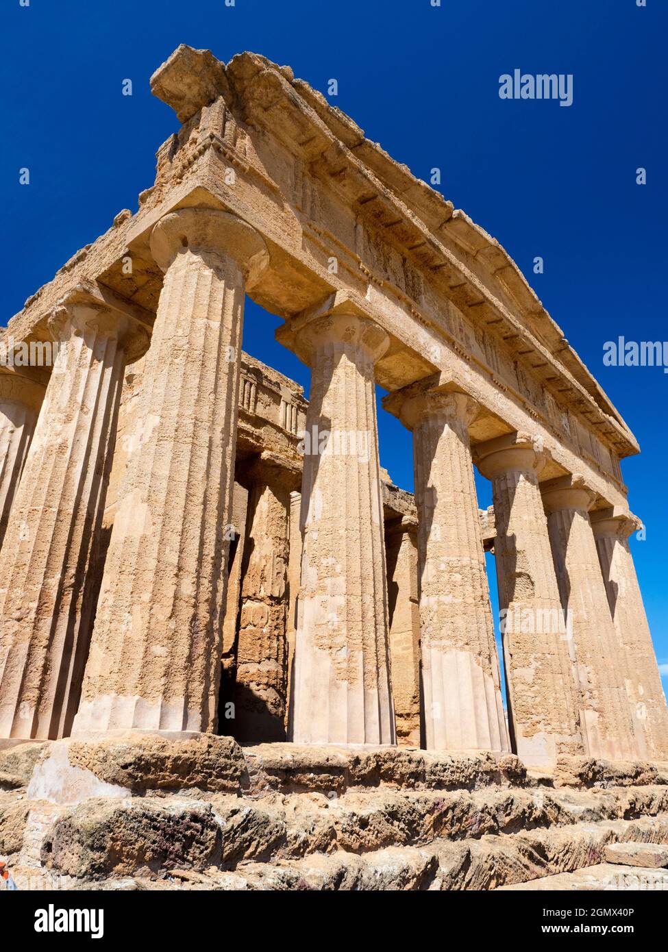 Agrigento, Sizilien, Italien - 24. September 2019; keine Menschen in Schuss. Der Concordia-Tempel mit Blick auf das Mittelmeer ist ein alter griechischer Tempel Stockfoto