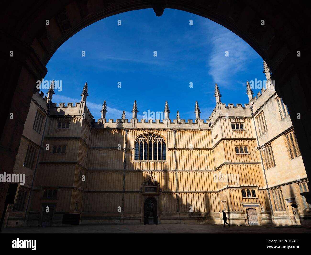 Die historische Bodleian Library ist die wichtigste Forschungsbibliothek der University of Oxford. Es stammt zum Teil aus dem 14. Jahrhundert und ist eines der Stockfoto
