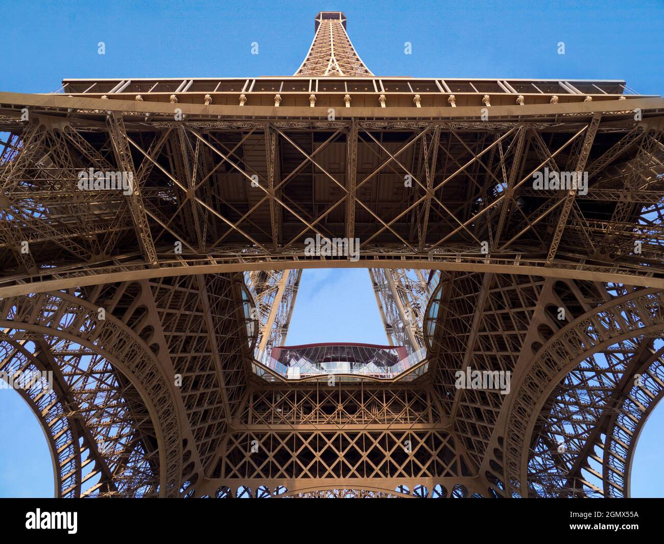 Paris, Frankreich - 18. September 2018 der 1889 Meter (1,063 Fuß) große Eiffelturm wurde für die Weltausstellung 324 erbaut und ist zu einer kulturellen Ikone von Paris geworden Stockfoto