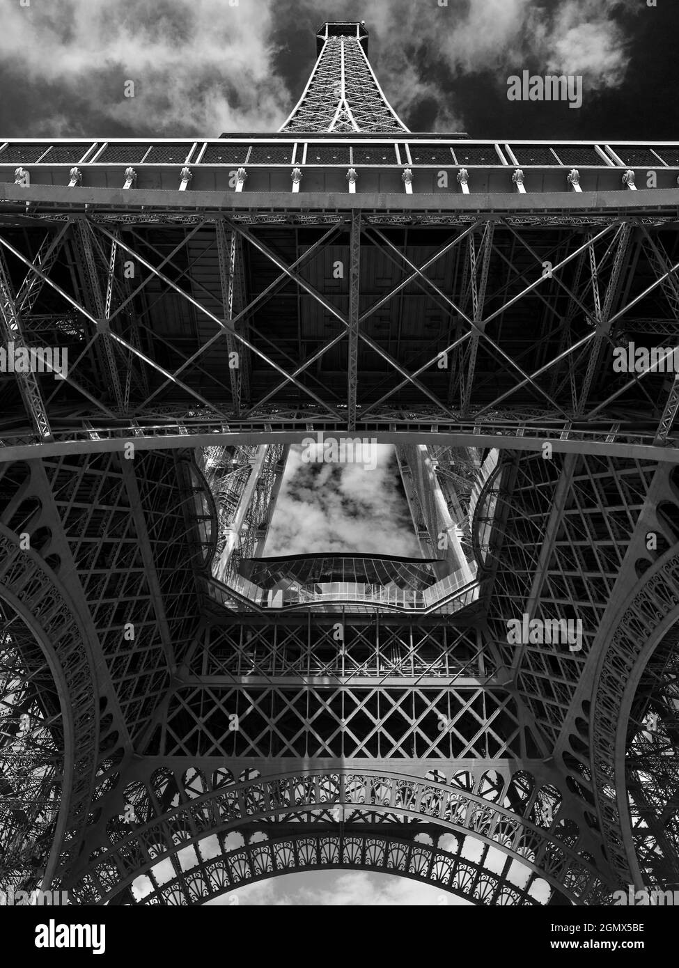 Paris, Frankreich - 18. September 2018 der 1889 Meter (1,063 Fuß) große Eiffelturm wurde für die Weltausstellung 324 erbaut und ist zu einer kulturellen Ikone von Paris geworden Stockfoto