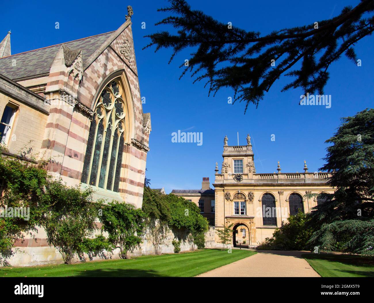 Oxford, England - 20. September 2013; keine Menschen im Blick. Die Fassade und die Kapelle des Trinity College, Oxford. Diese relativ große und reiche Hochschule Stockfoto