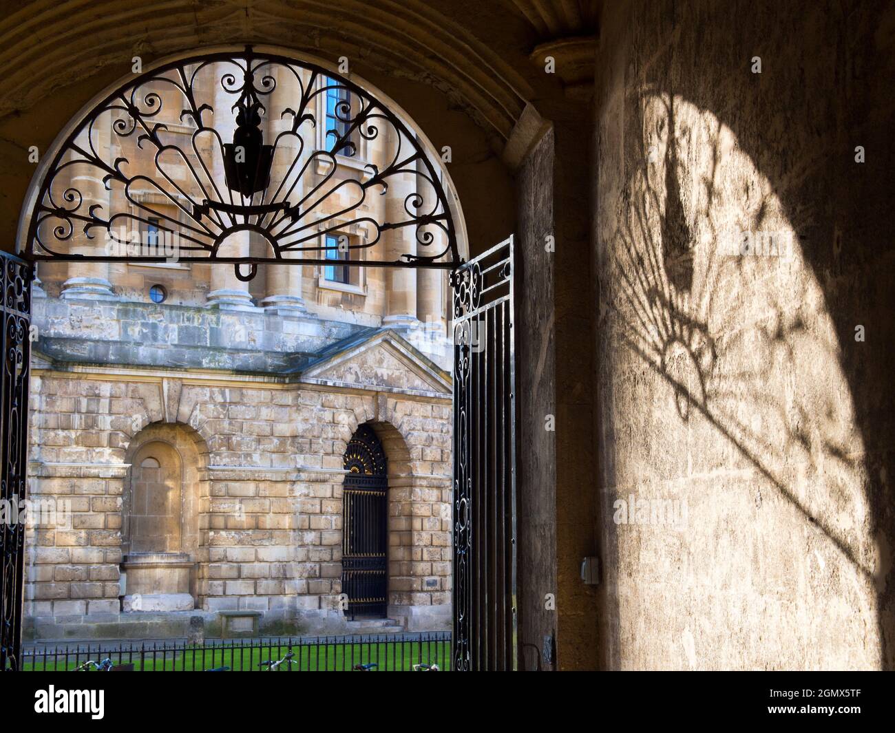 Das intime Tor zwischen zwei der historischsten Wahrzeichen von Oxford: Der Bodleian Library und dem Radcliiffe Square. Die Bodleian Library, das Hauptresea Stockfoto