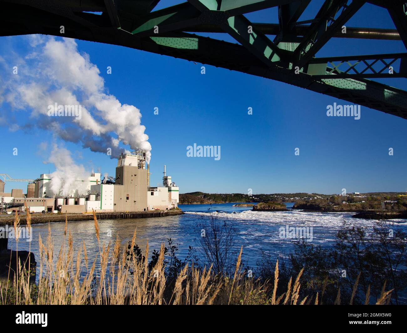 New Brunswick, Kanada - September 2013; keine Menschen im Blick. An sehr wenigen Orten kollidieren natürliche Schönheit und industrieller Schmutz mit einem solchen Schlag. Die gi Stockfoto