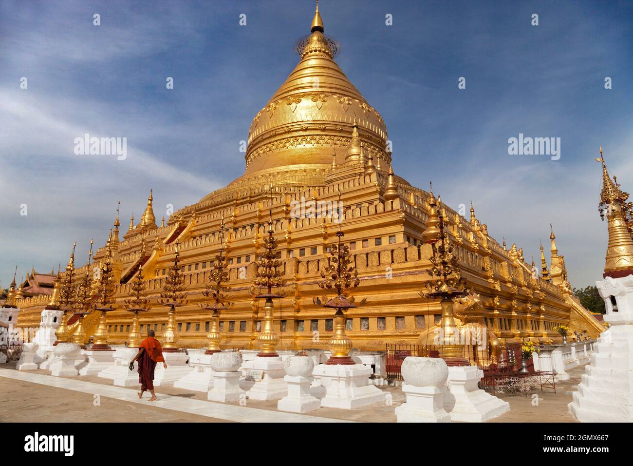 Yangon, Myanmar - 28. Januar 2013. Die Shwezigon-Pagode ist ein großer buddhistischer Tempel in Nyaung-U, einer Stadt in der Nähe von Bagan, Myanmar. Seine Konstruktion Stockfoto