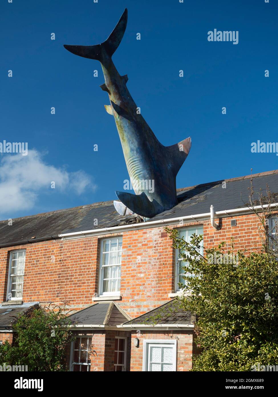 Der Headington Shark ist eine Dachskulptur in der New High Street in Headington, Oxford, England. Dieses surreale öffentliche Kunstwerk zeigt einen überdimensionalen Sh Stockfoto