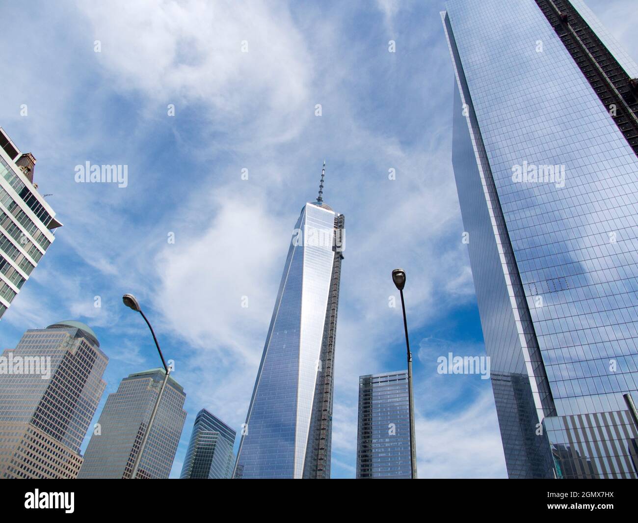 New York, USA - 3. November 2013 ein ikonischer Ort in einer ikonischen Stadt - Blick auf das neue One World Trade Center vom Memorial Fountain am Boden aus Stockfoto