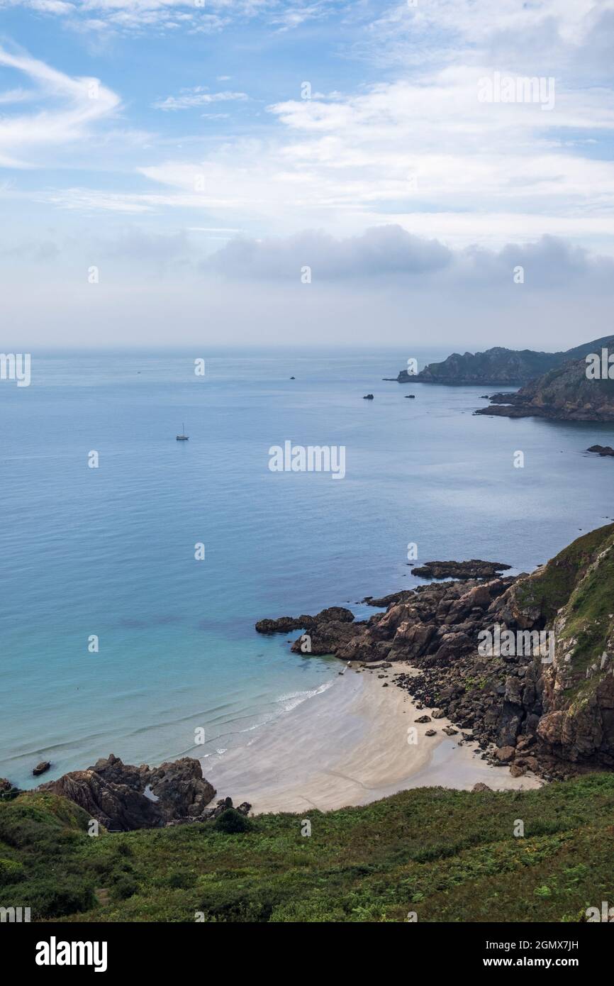 Eine verlassene Le Jaonnet Bay, die in der Ferne auf Axel Point, Icart, Guernsey, Channel Islands blickt Stockfoto
