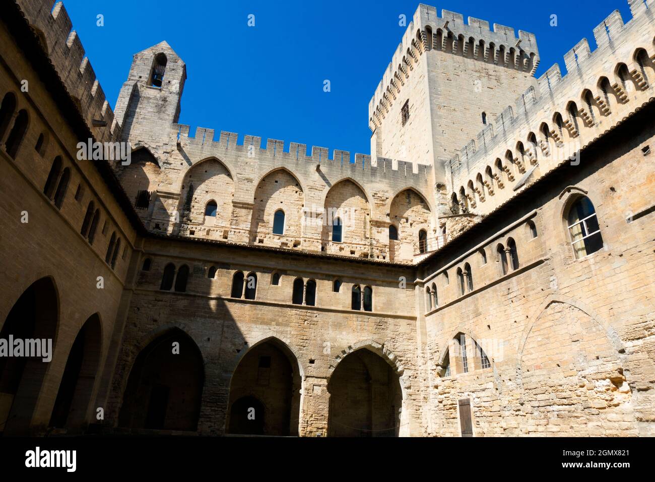 Avignon, Frankreich - 29. März 2017 der riesige und extravagante Papstpalast ist eines der größten gotischen Gebäude in Europa. Gelegen in Avignon, Sou Stockfoto