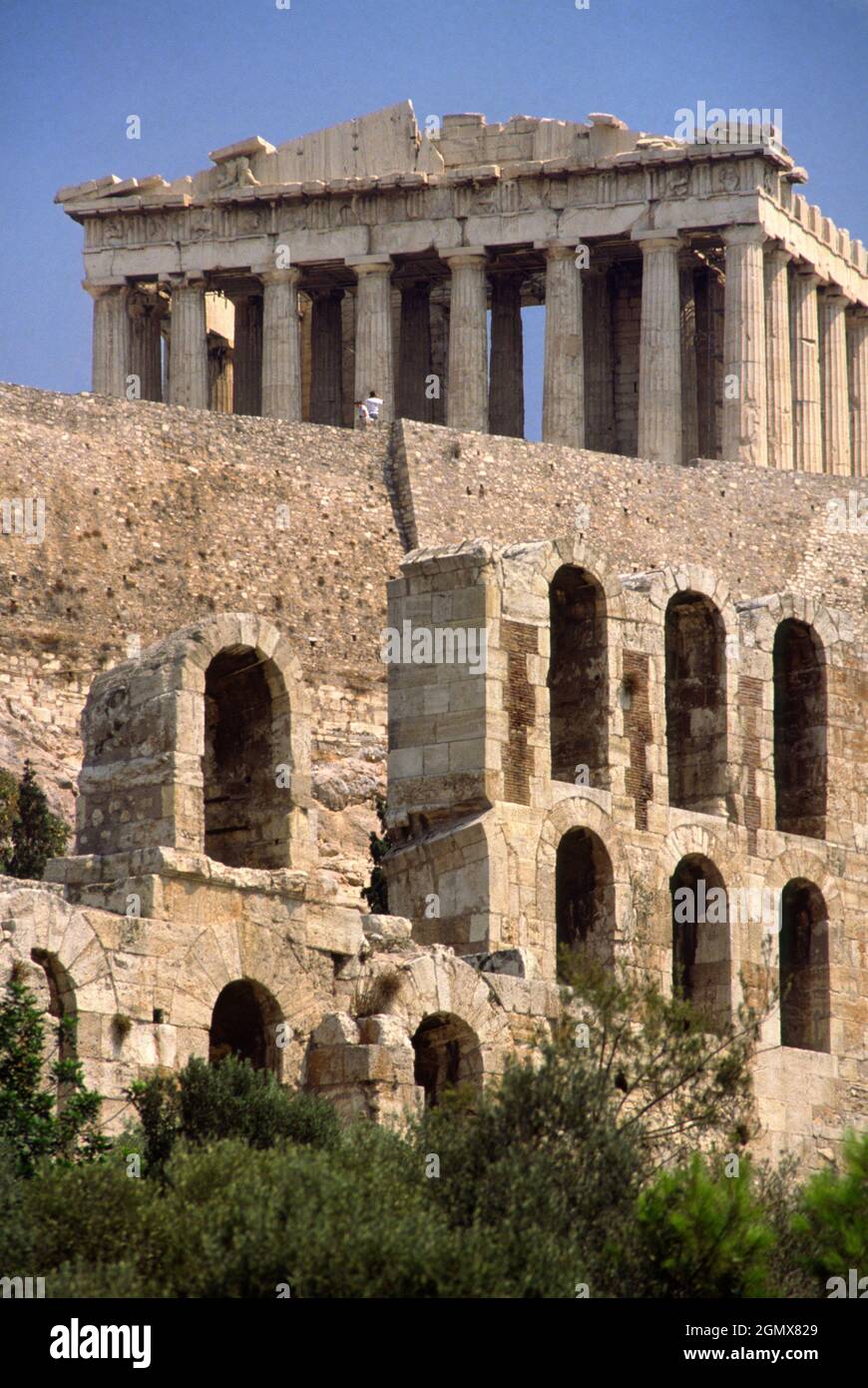 Athen, Griechenland - Juni 1999; erbaut um 400 v. Chr. auf der Akropolis, ist der Parthenon das wichtigste erhaltene Gebäude des klassischen Griechenlands. Stockfoto