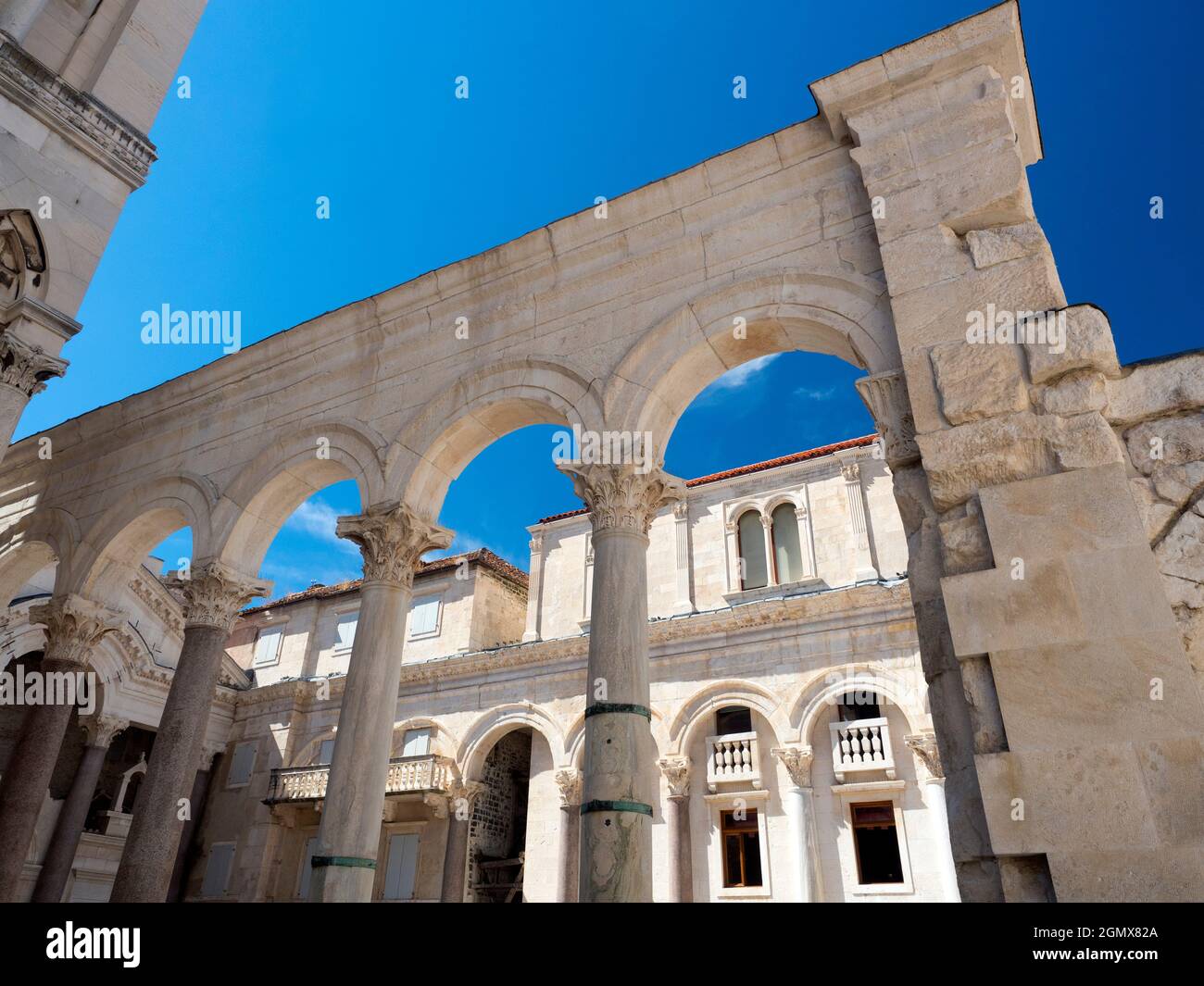 Die historische Stadt Split ist die zweitgrößte in Kroatien und die größte Stadt der Region Dalmatien. Es liegt am östlichen Ufer des Adriat Stockfoto