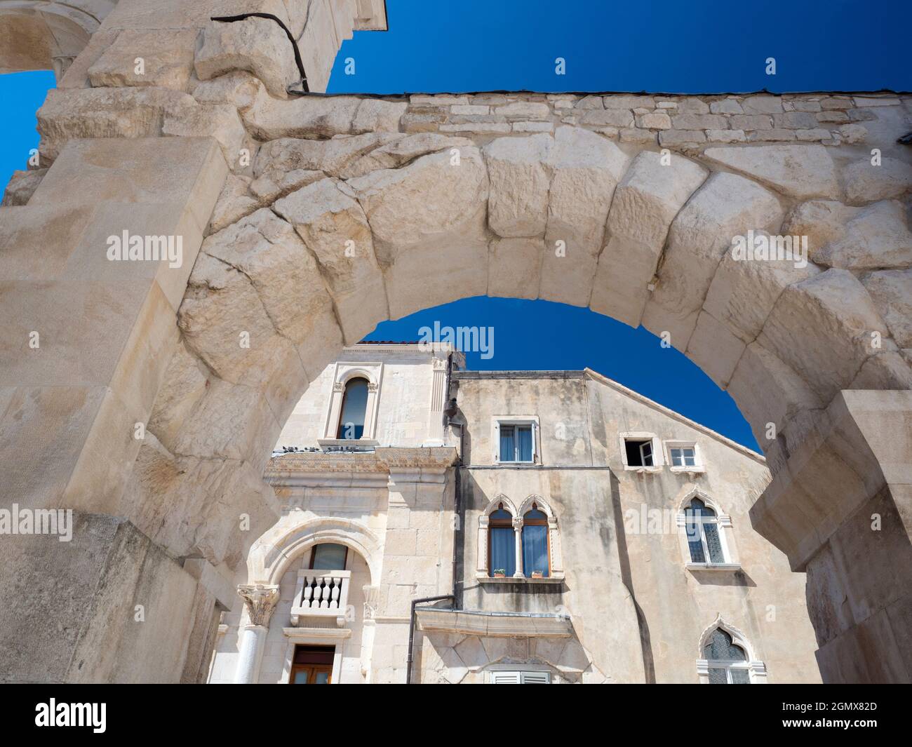 Die historische Stadt Split ist die zweitgrößte in Kroatien und die größte Stadt der Region Dalmatien. Es liegt am östlichen Ufer des Adriat Stockfoto